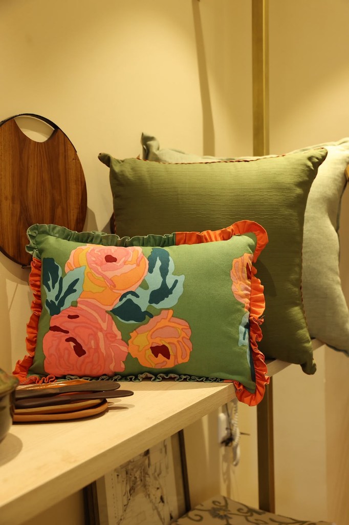 Lisa - Floral cushion (Tangerine / Green)